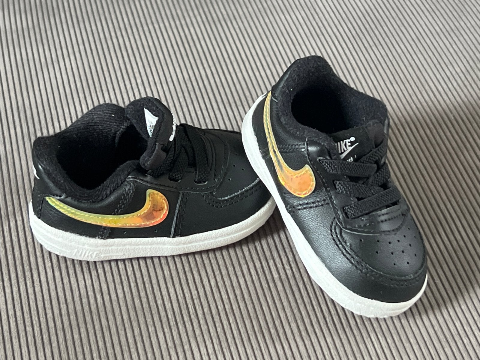 Nieuwe Nike Air Force 1 Baby Schoenen Zwart Goud Maat 18.5, Ophalen, Zo goed als nieuw, Jongen of Meisje, Schoenen