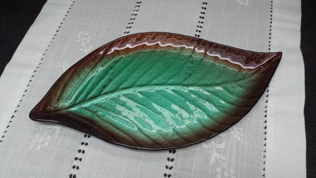 GLASKUNST <> SCHAAL in de vorm van een BLAD, Lang 32½ cm., Ophalen of Verzenden