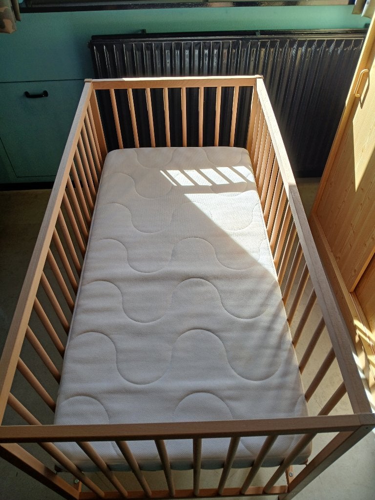 Babybedje, compleet met matras & beschermer, Dekentjes enz., Ophalen, Gebruikt, Minder dan 140 cm, Matras