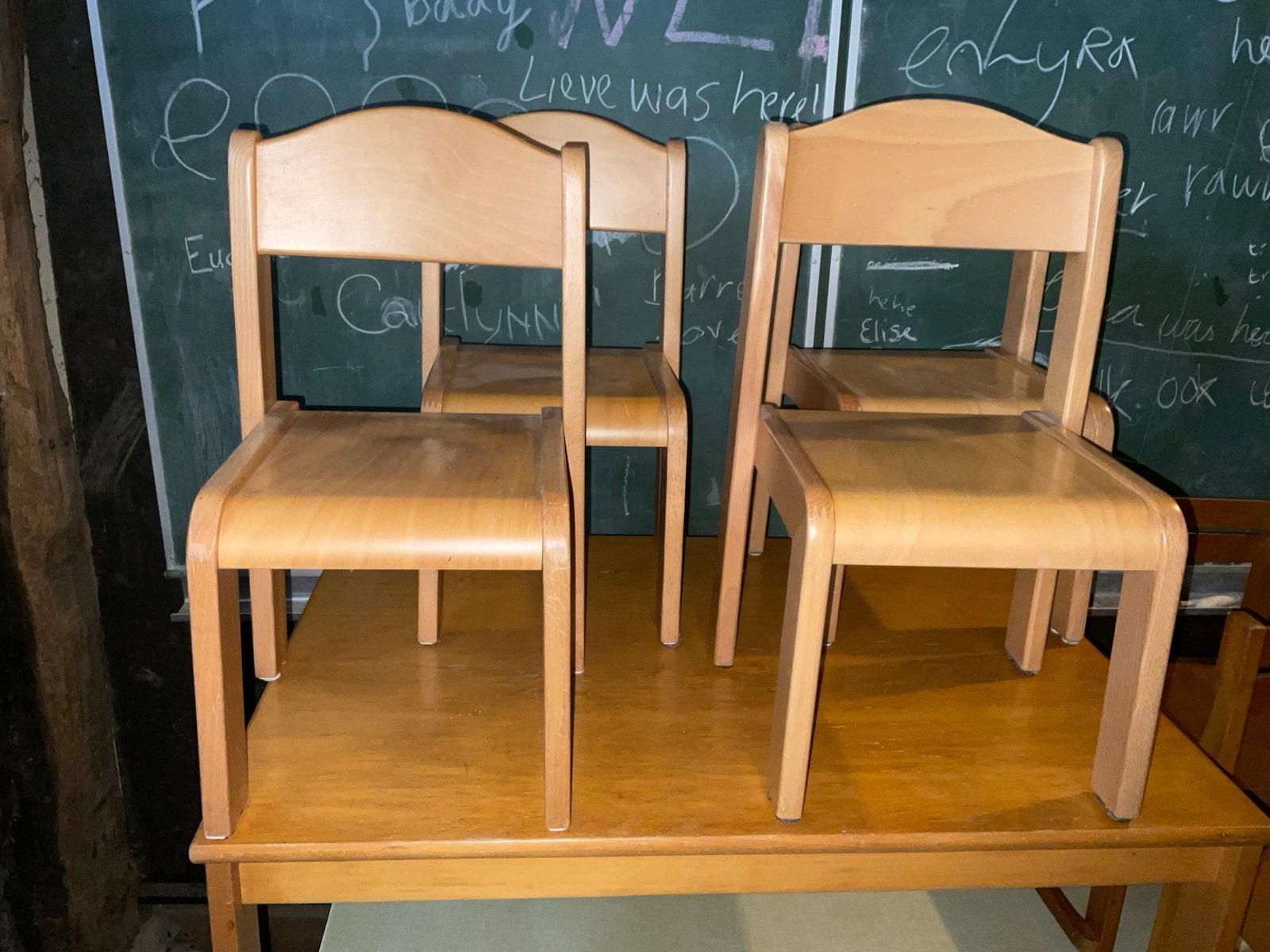 8 peuterstoeltjes 2 peuterknutsel tafels, peuterstoel,, Ophalen, Gebruikt