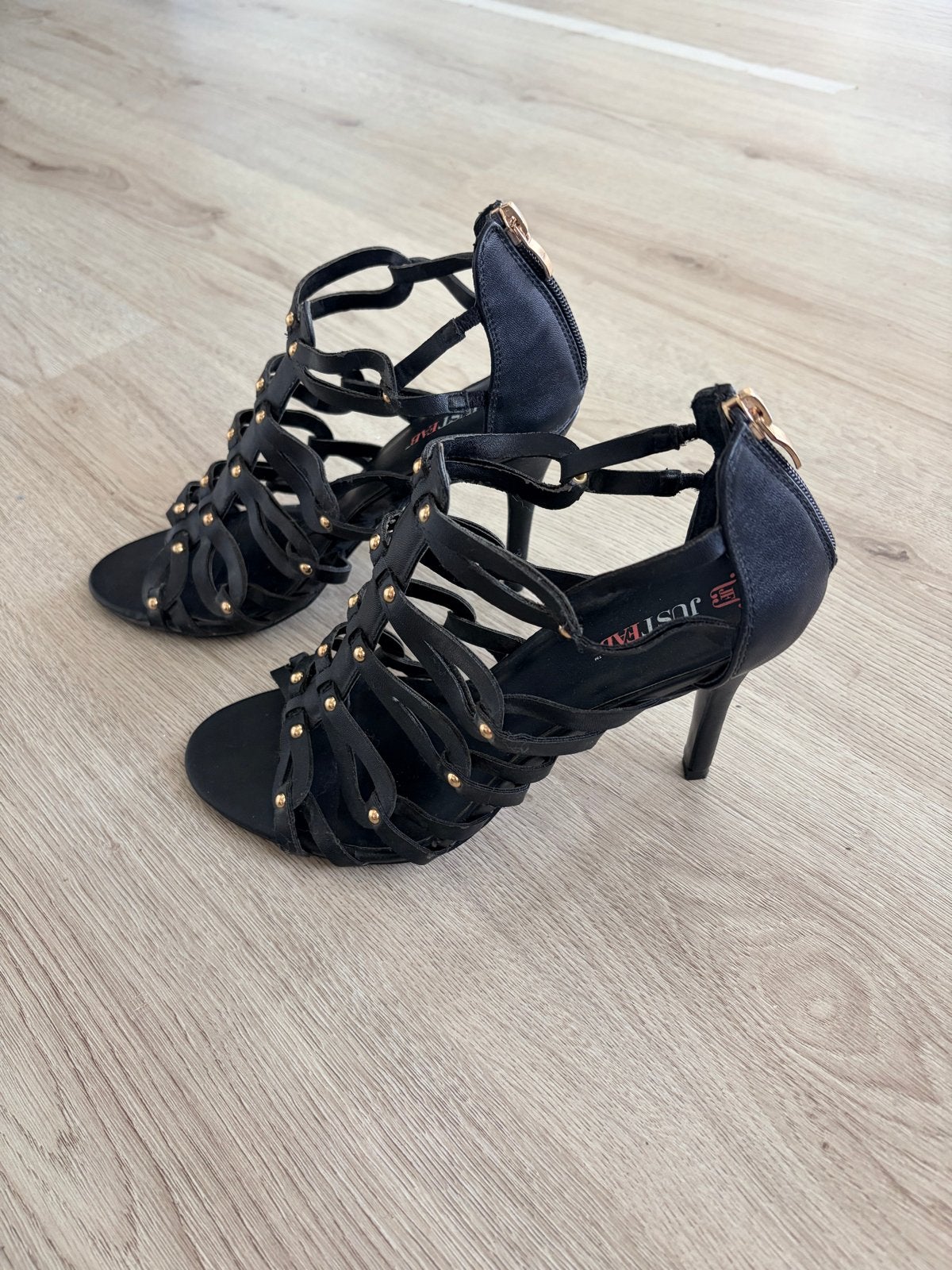 Zwarte JustFab naaldhakken met studs - Maat 41, Kleding | Dames, Zwart, Ophalen of Verzenden, Zo goed als nieuw, Schoenen met hoge hakken