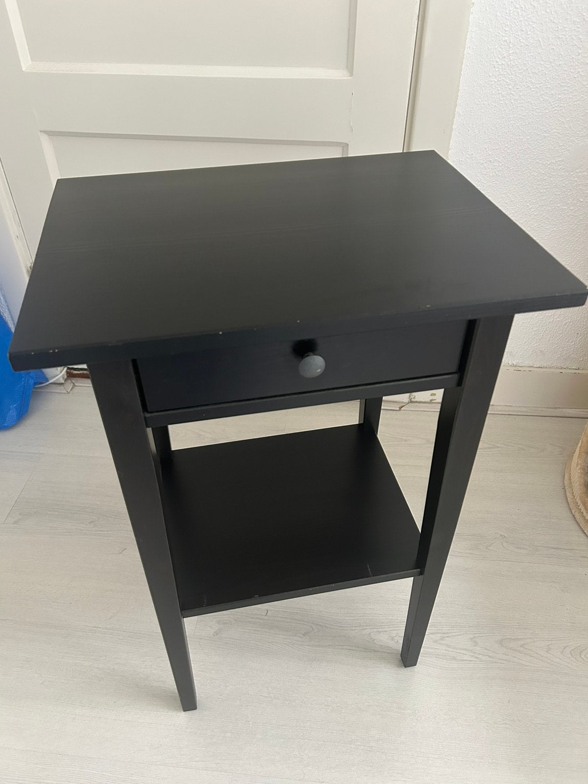 IKEA Hemnes nachtkastje zwart hout, in prima staat!, Huis en Inrichting, Slaapkamer | Nachtkastjes, Ophalen, Gebruikt, Minder dan 45 cm