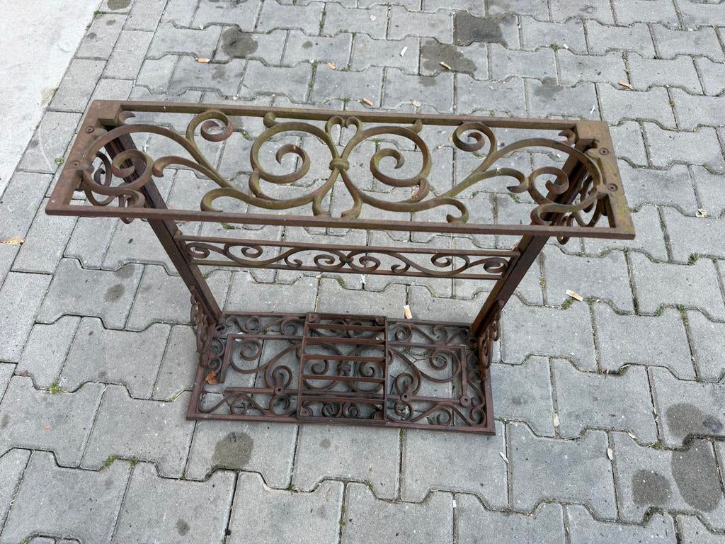 Antiek smeedijzeren onderstel, Ophalen
