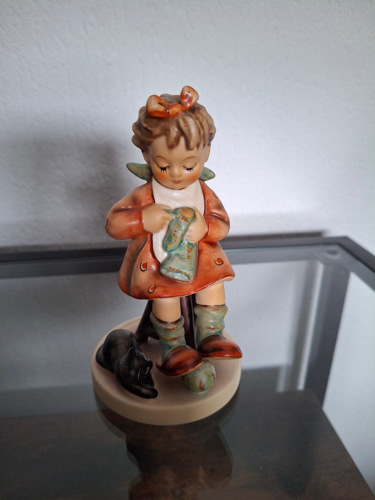 Hummel beeldje 133 - meisje met kat, Ophalen of Verzenden, Zo goed als nieuw, Hummel