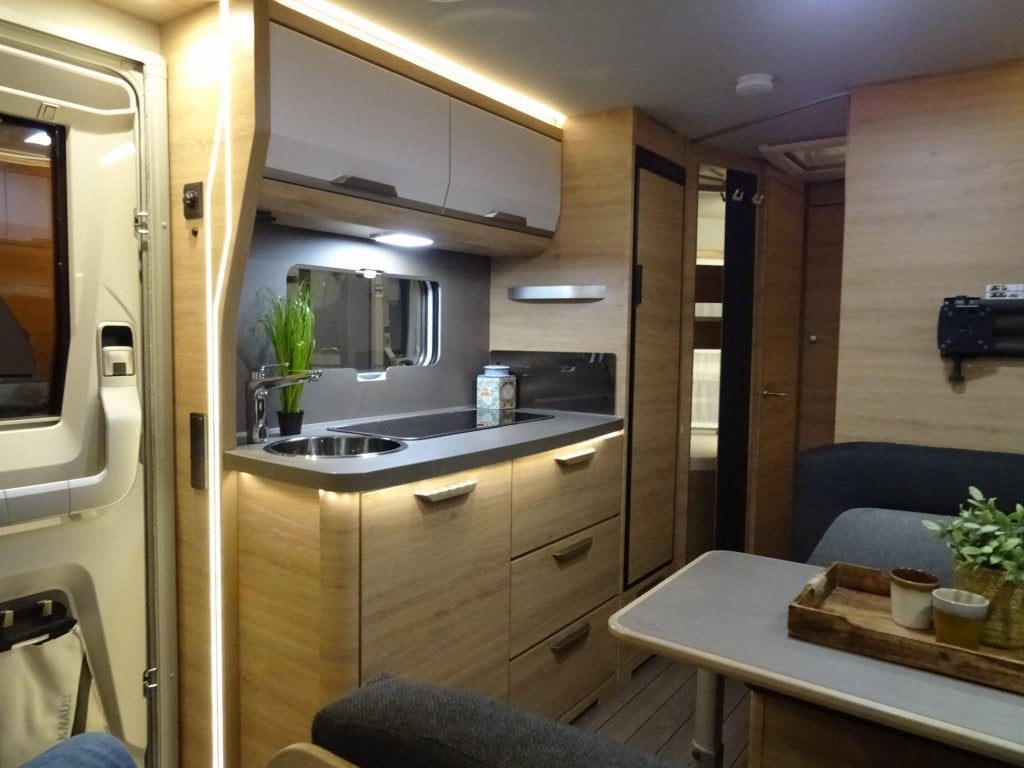 Knaus Sudwind Black Selection 500 QDK 50j witoma actiepakket, Bedrijf, Treinzit, Dwarsbed, 5 tot 6 meter
