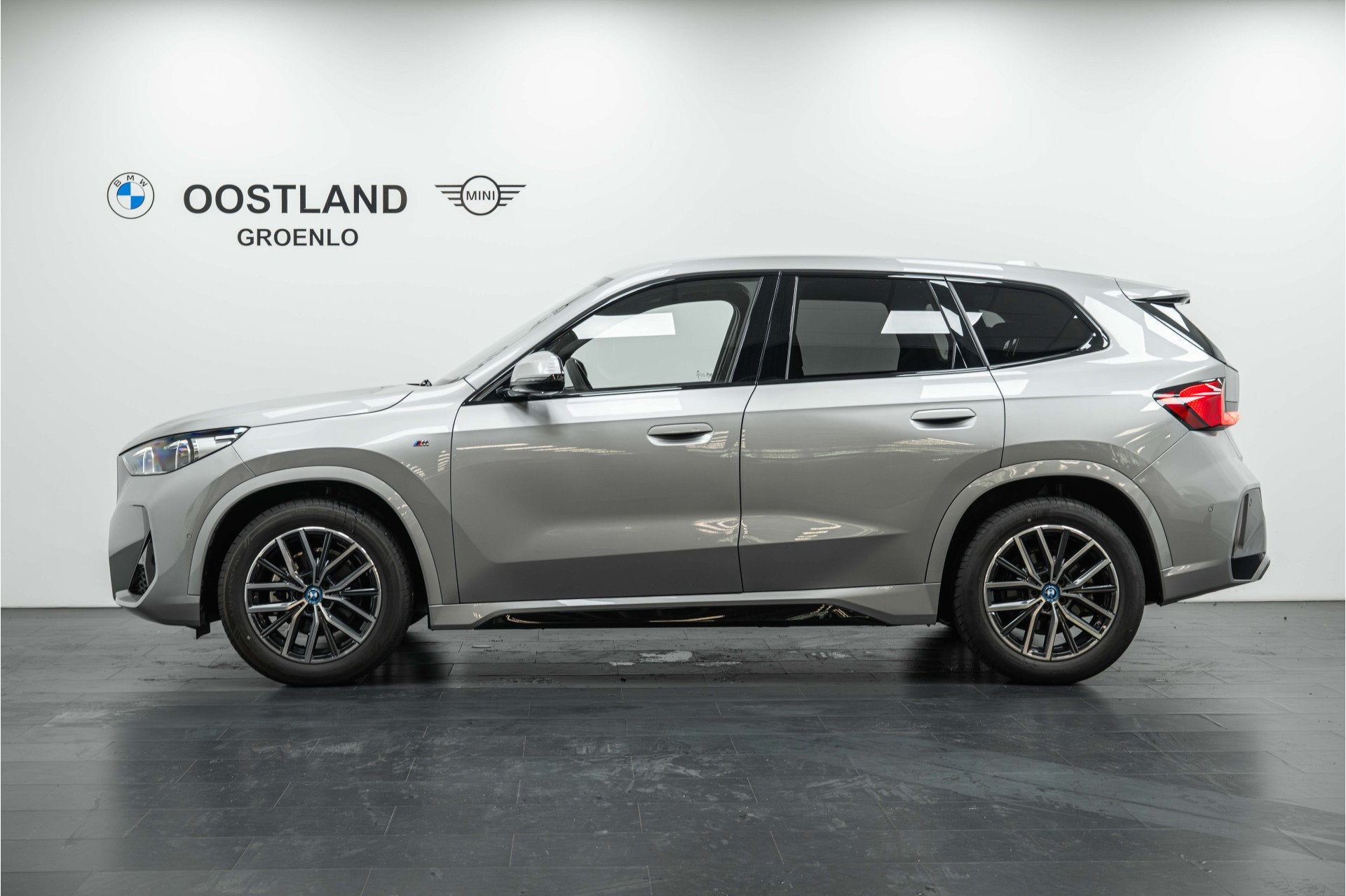 BMW iX1 eDrive20 M Sport / Sportstoelen / Keyless Entry / Ac, Auto's, Gebruikt, Zwart, Met garantie (alle), 24 min