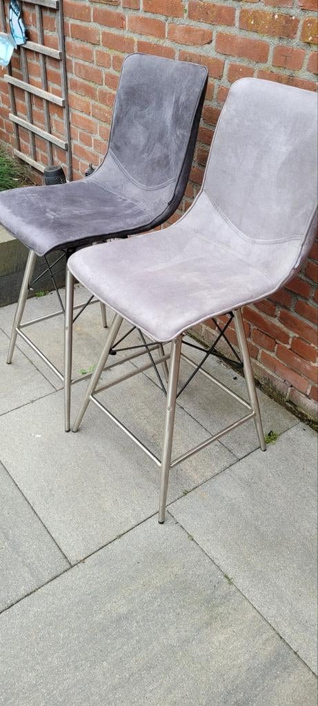 Twee bartafel stoelen licht grijs en donkergrijs, Ophalen, Twee, Zo goed als nieuw, Modern