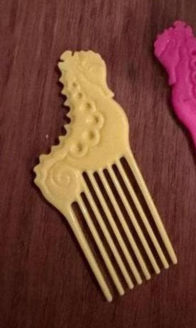 Island Fun Barbie 1987 - gele kam, Ophalen of Verzenden, Gebruikt, Barbie