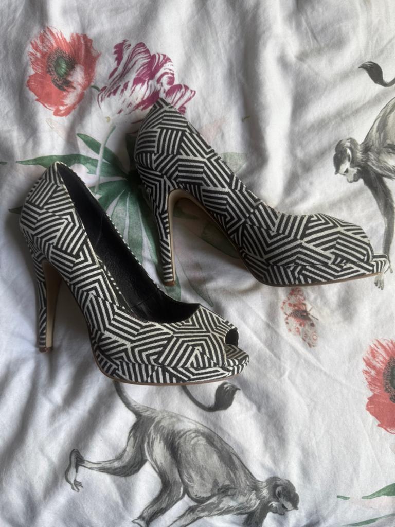 Pumps manfield zwart wit maat 39 zgan, Pumps, Zwart, Ophalen of Verzenden, Zo goed als nieuw