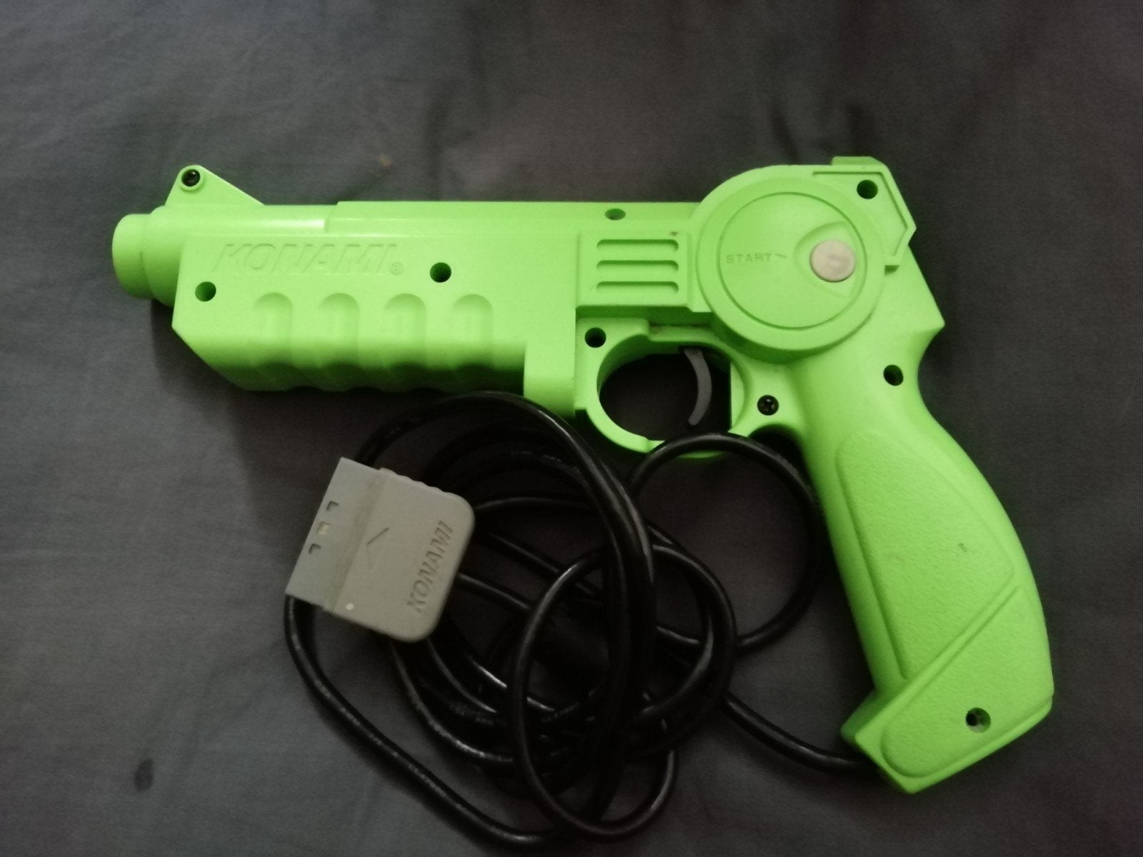 Konami Justifier Light Gun Groen voor PlayStation 1, Ophalen of Verzenden, Gebruikt, Pistool, PlayStation 1