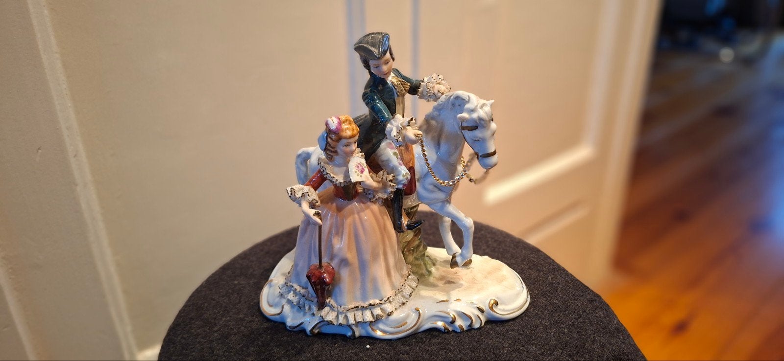 Rococo Keramiek Beeldje: Man, Vrouw en Paard - Kato, Ophalen of Verzenden