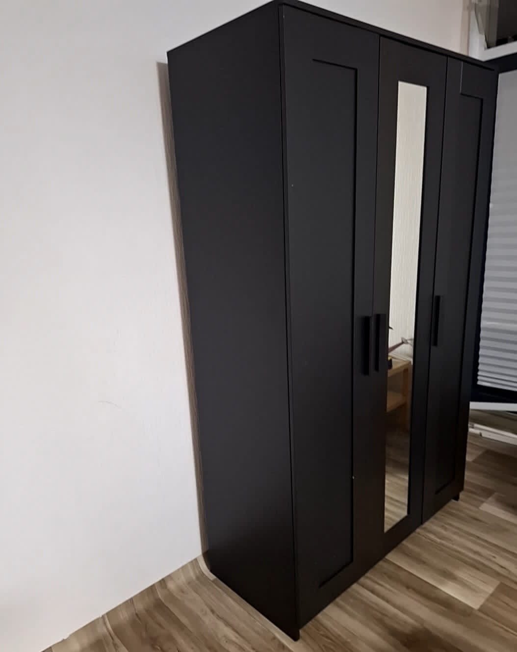Zwarte kledingkast met spiegel en hangruimte(ikea) in zwolle, Huis en Inrichting, Kasten | Kledingkasten, Ophalen, 100 tot 150 cm