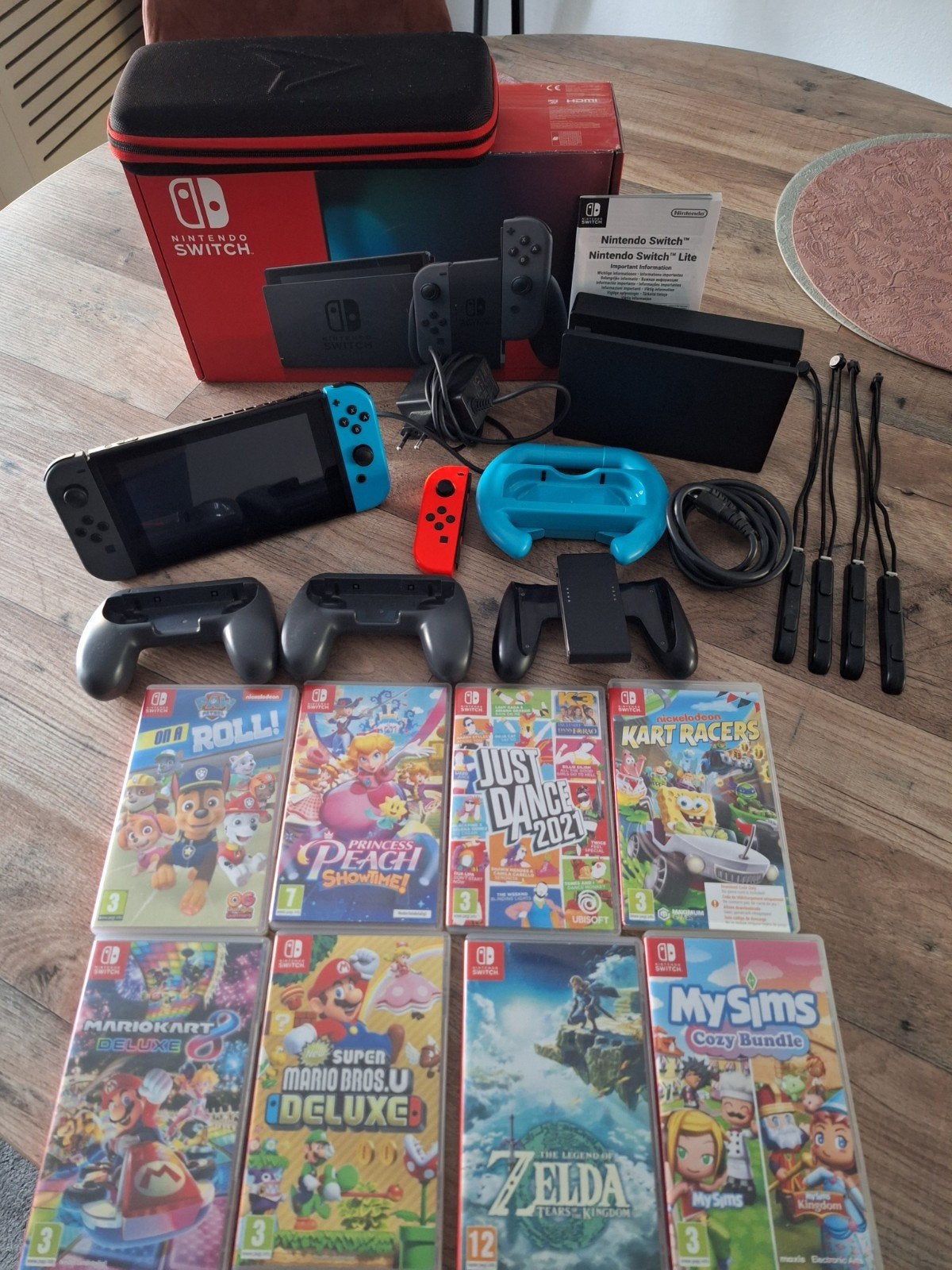 Nintendo Switch met Dock en Joy-Cons+8 games, Ophalen, Zo goed als nieuw, Met 2 controllers, Switch Original