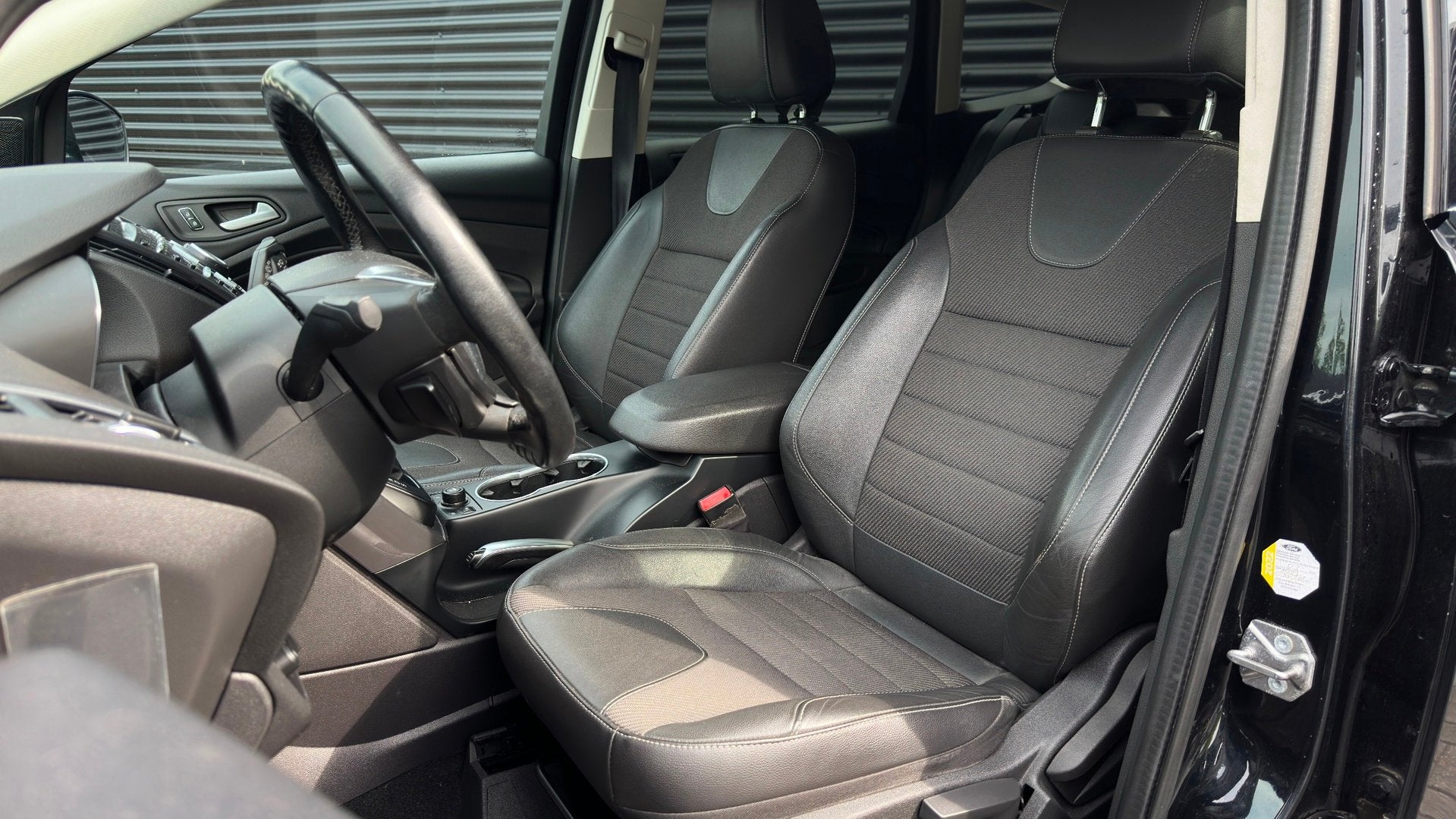 Ford Kuga 1.6 Titanium Plus 4WD | gearbox not good |, Auto's, Stof, Zwart, 4 cilinders, Zwart