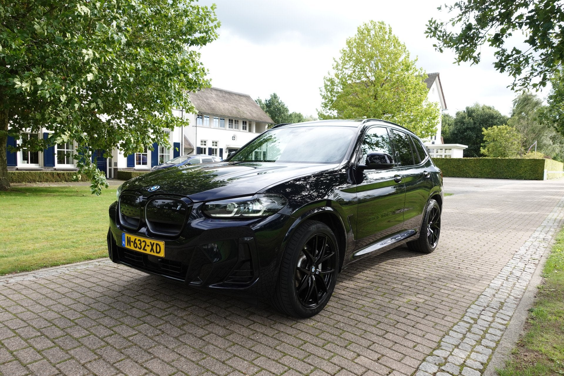 BMW iX3 Executive 80 kWh | Elektr. Trekhaak | Camera | Panor, Auto's, 12 maanden, Achterwielaandrijving, 750 kg, Zwart