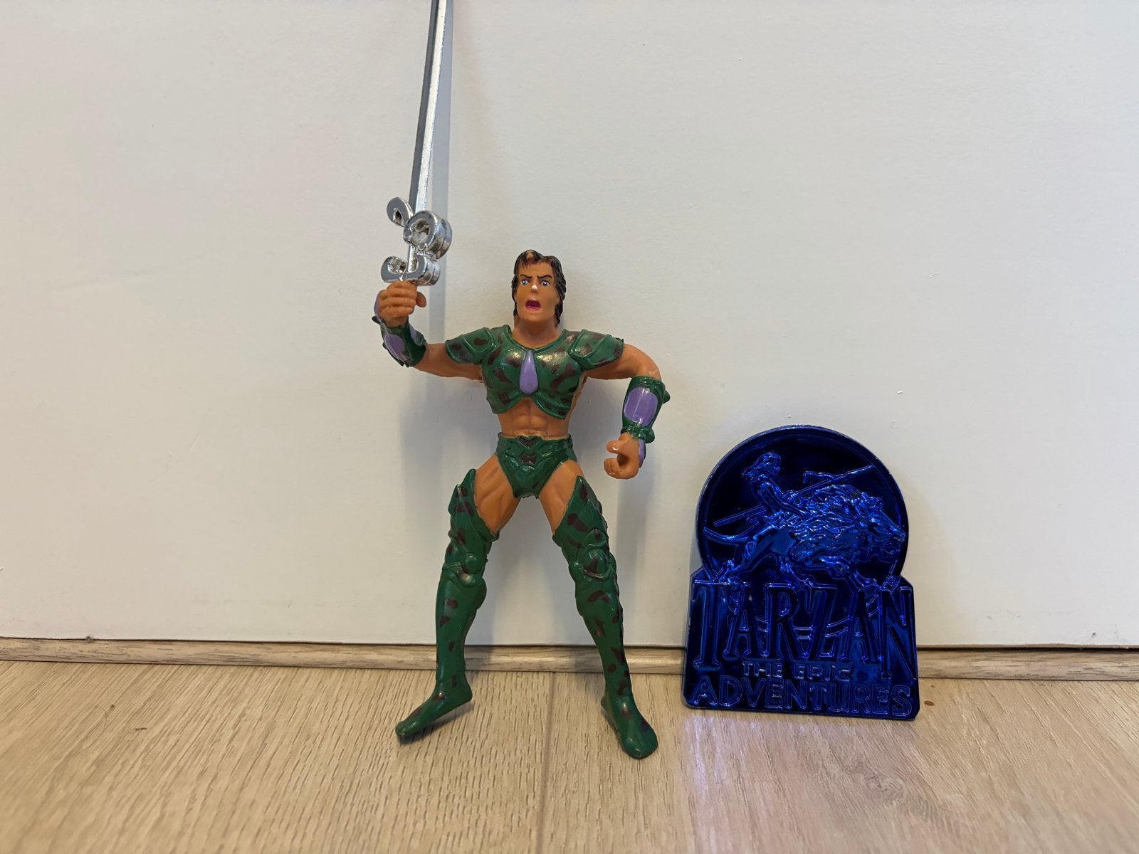 Tarzan Dino-Armored - At The Earth’s Core Actiefiguur 1995, Kinderen en Baby's, Verzenden, Gebruikt