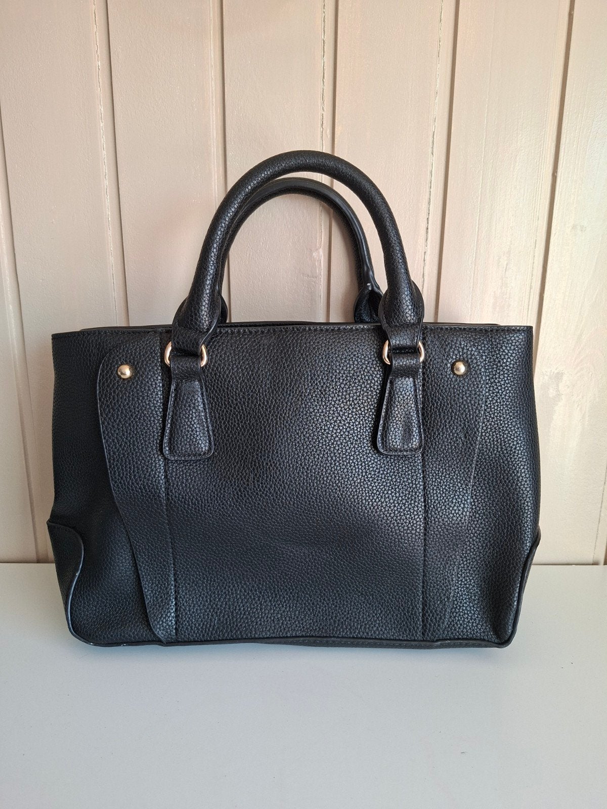 Stijlvolle Zwarte Handtas met Gouden Details, Sieraden, Tassen en Uiterlijk, Tassen | Damestassen, Ophalen, Zo goed als nieuw