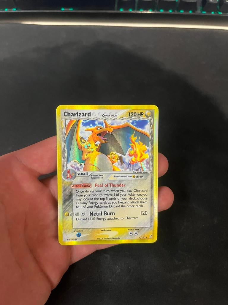Charizard delta species 4/100, Ophalen of Verzenden, Zo goed als nieuw, Losse kaart, Foil