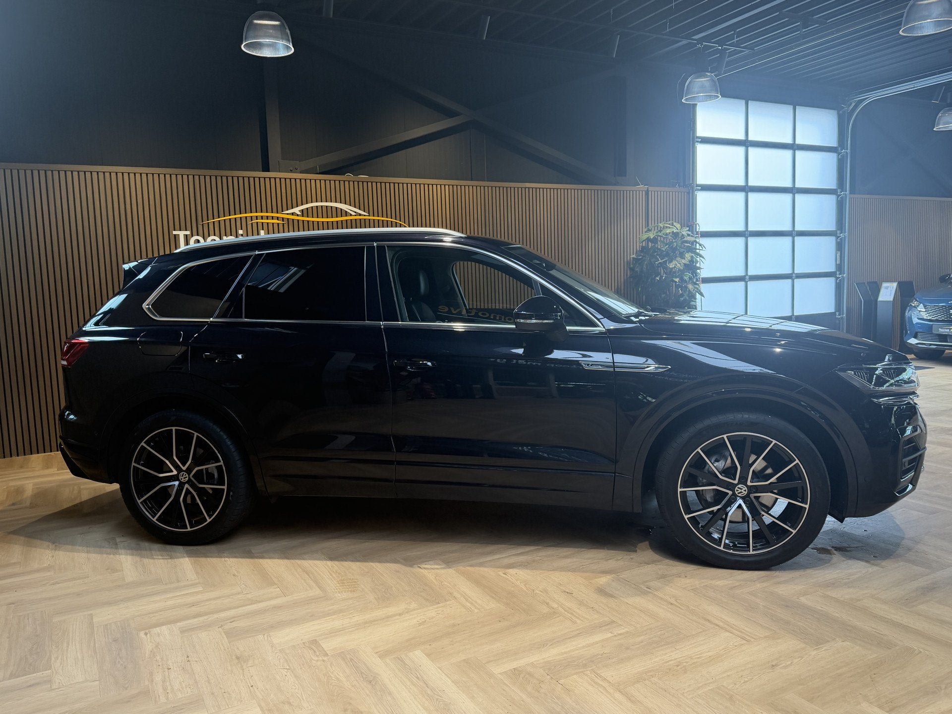 Volkswagen Touareg TOUAREG (R LINE) | grijs kenteken | BANKE, Auto's, Automaat, Dealer onderhouden, Overige carrosserieën, Met garantie (alle)