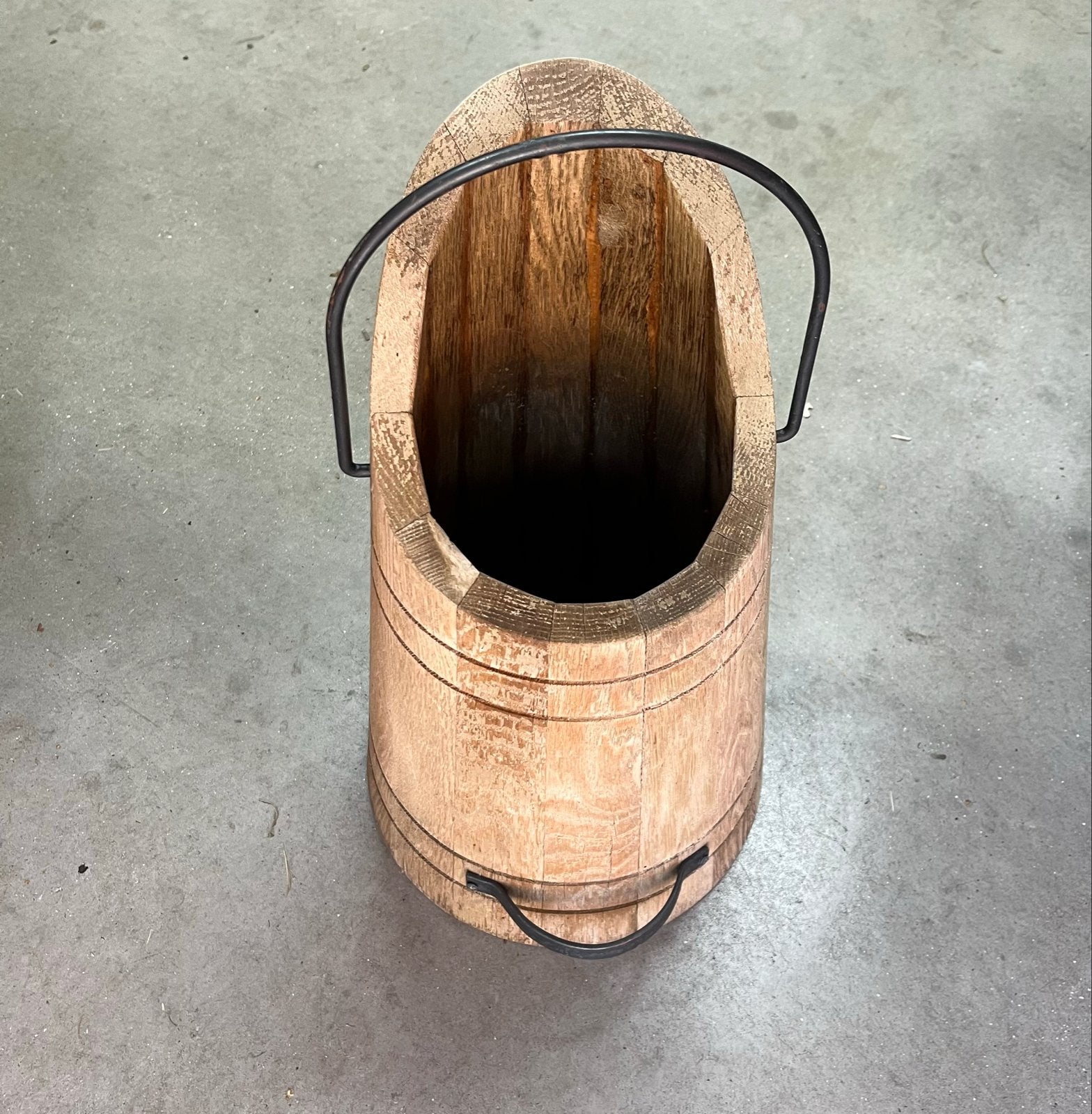 Antieke houten kolenkit/paraplubak met metalen hengsel, Ophalen