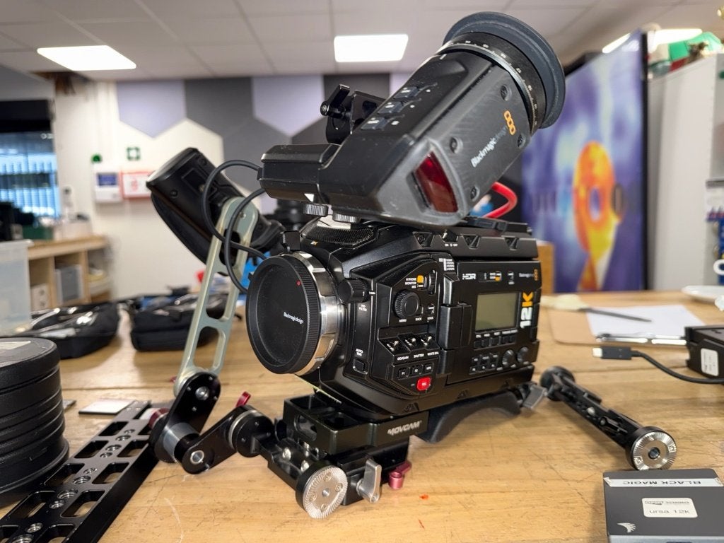 Blackmagic URSA Mini Pro 12K + EVF + Rig + V-Mount, Overige merken, Full HD, Gebruikt, Info-usa@blackmagicdesign.com