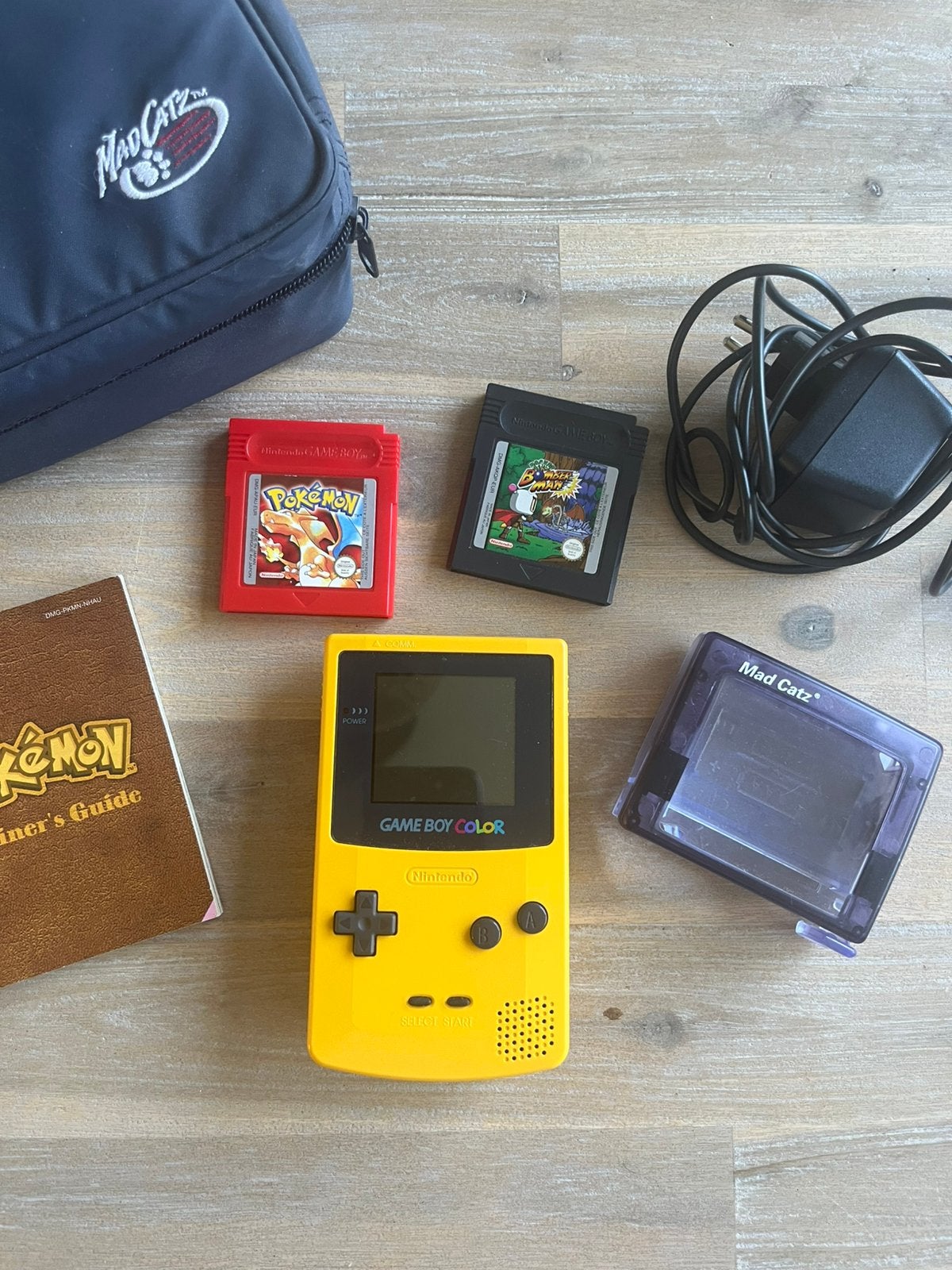 Gameboy color met Pokemon Red en Bomberman, Spelcomputers en Games, Ophalen of Verzenden, Zo goed als nieuw, Game Boy Color, Met beschermhoes of tas