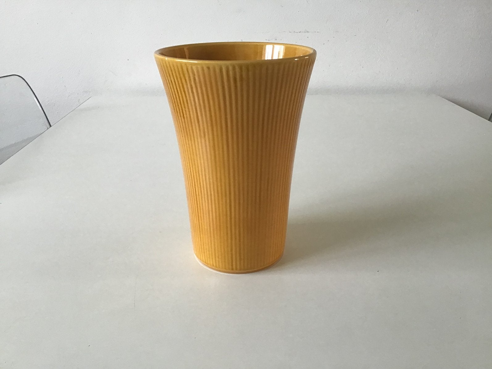 Driehoek Huizen Noovo vaas kleur amber; 18 cm hoog; €20, Ophalen of Verzenden