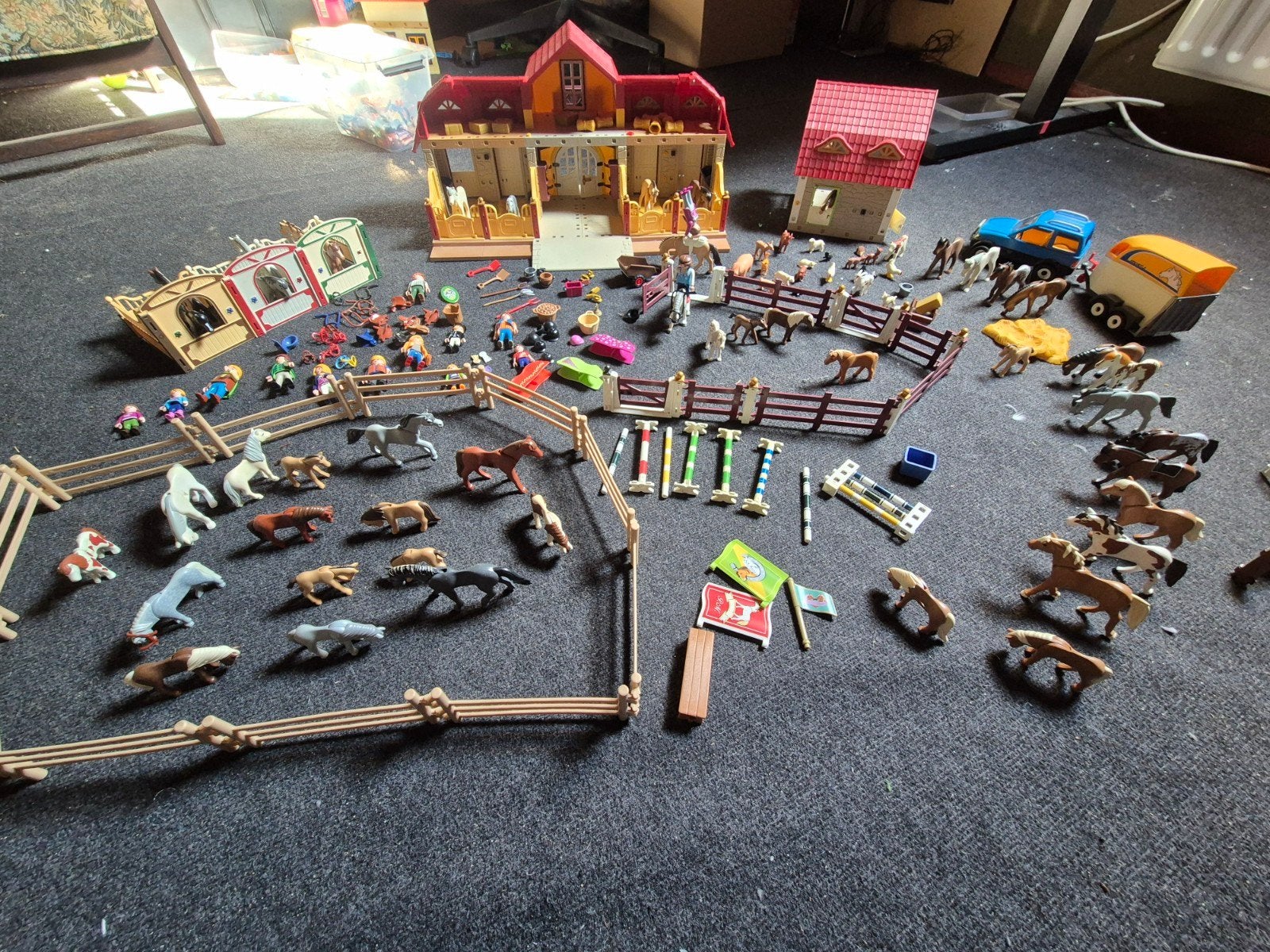 playmobil manege boerderij, dieren, paarden, jeep, trailer, Ophalen, Zo goed als nieuw