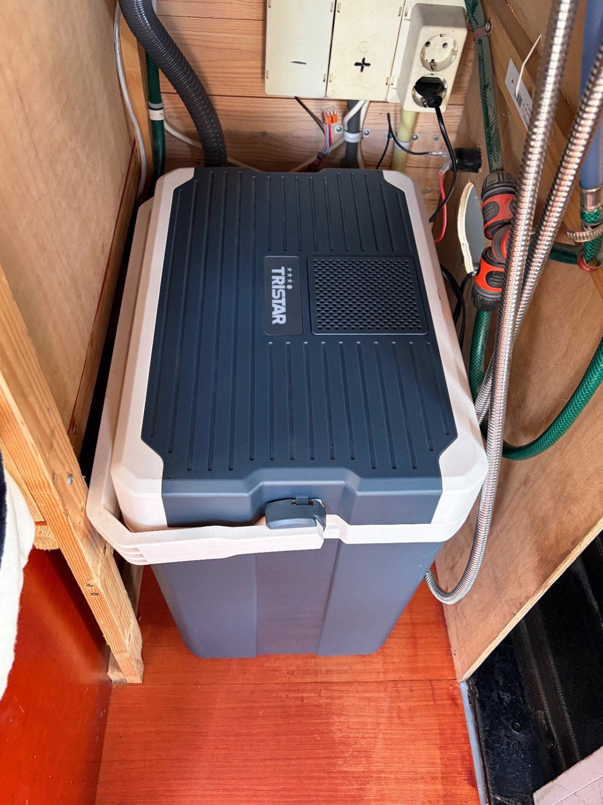Foto 15 van Ford Transit 2-persoons camper | Zonnepanelen & luifel