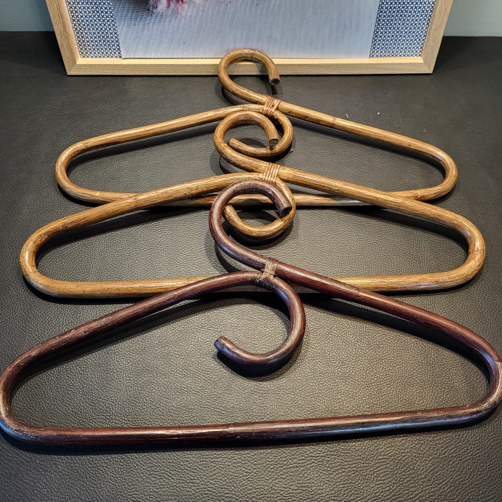 Bamboe kledinghangers - 2 stuks - 41x24 cm, Ophalen of Verzenden, Gebruikt, Overige materialen, Volwassenen