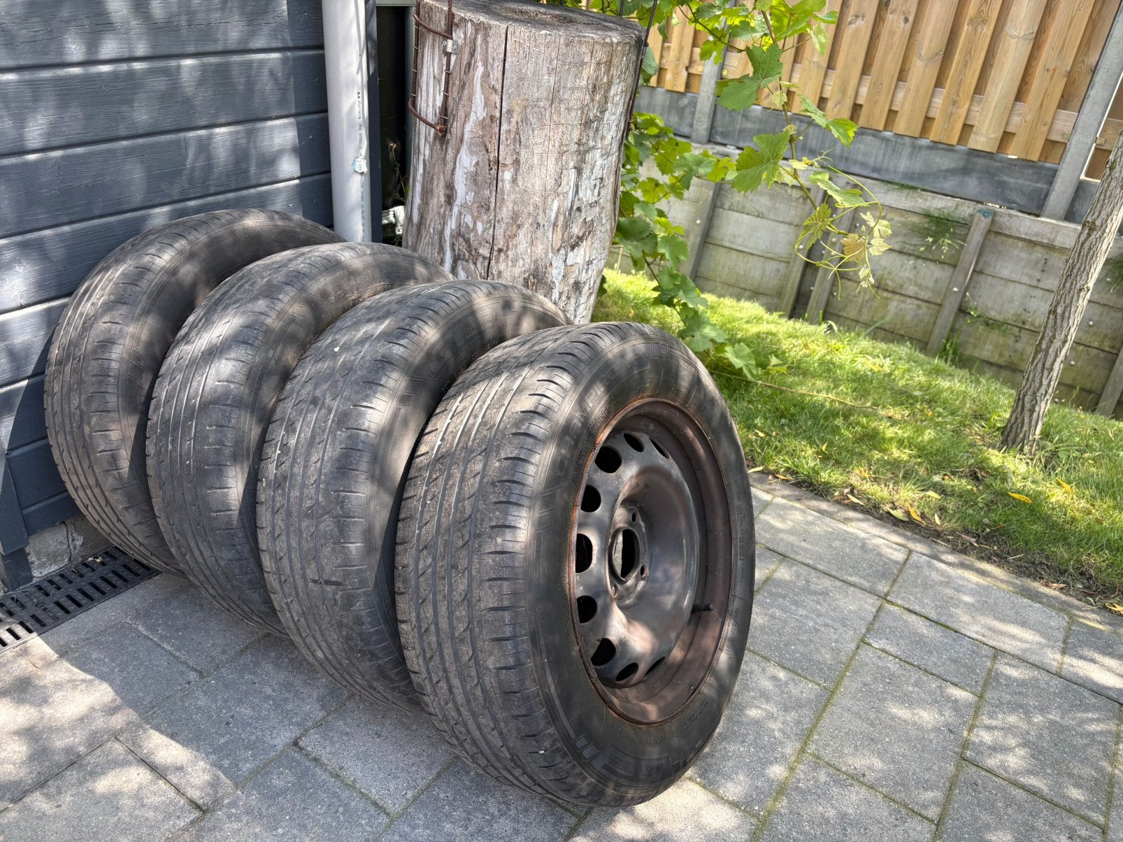 Set stalen veleg met zomerbanden Peugeot Partner, Auto-onderdelen, Ophalen, 15 inch, Banden en Velgen, 195 mm