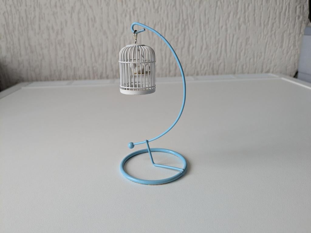 Poppenhuis metalen staande vogelkooi met vogel 🏠., Ophalen of Verzenden, Gebruikt, Poppenhuis