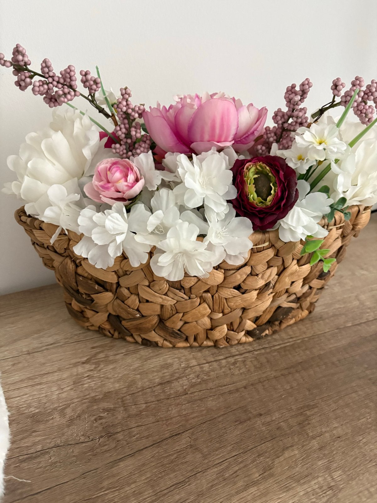 Prachtig kunstbloemstuk in rieten mand, Binnen, Textiel, Ophalen of Verzenden, Zo goed als nieuw