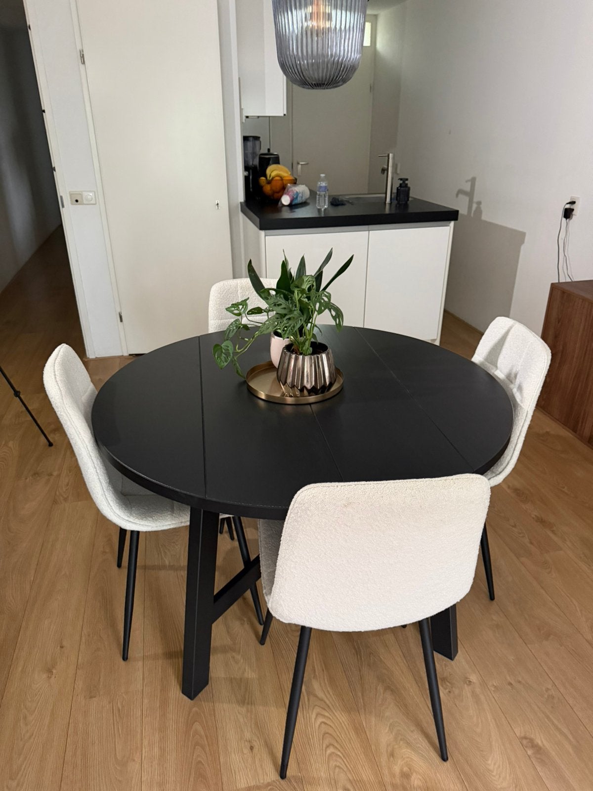 Ronde zwarte eettafel + 4 eetkamerstoelen – Nette set, Ophalen, Gebruikt, 4 tot 6 stoelen