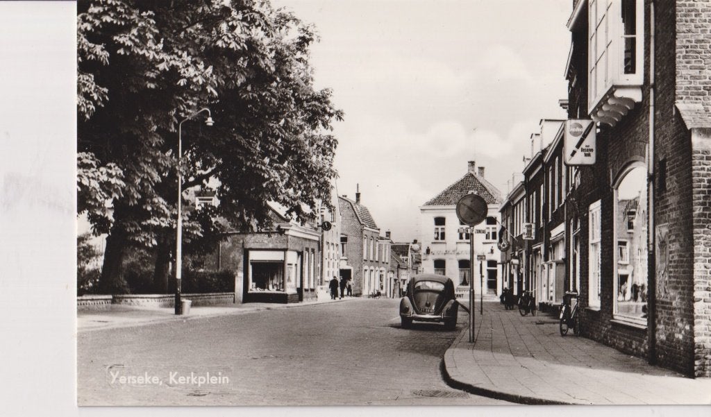 Yerseke , het Kerkplein met auto. Volkswagen Kever, Ophalen of Verzenden, 1940 tot 1960, Ongelopen, Zeeland