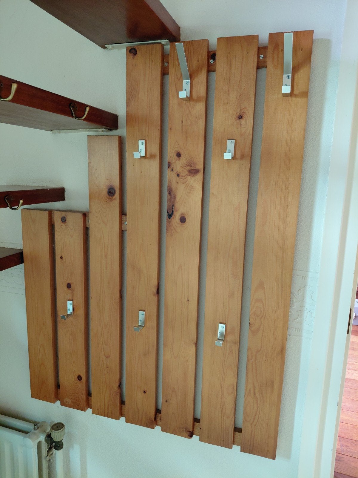 Vintage houten wandkapstok met metalen haken (80x100 cm), Huis en Inrichting, Gebruikt, Minder dan 100 cm, Hout, Ophalen