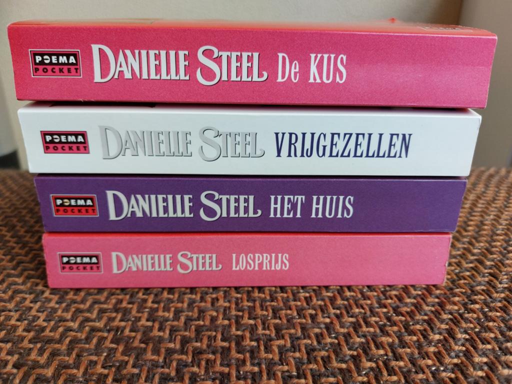4 Danielle Steel: Het Huis, De Kus, Losprijs, Vrijgezellen, Ophalen of Verzenden, Gelezen, Danielle Steel, Nederland