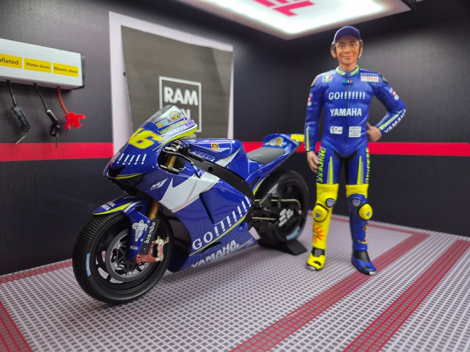 1/12 2005 Valentino Rossi Yamaha YZR-M1 Gauloises Yamaha, Ophalen of Verzenden, Zo goed als nieuw, 1:9 t/m 1:12, Motor
