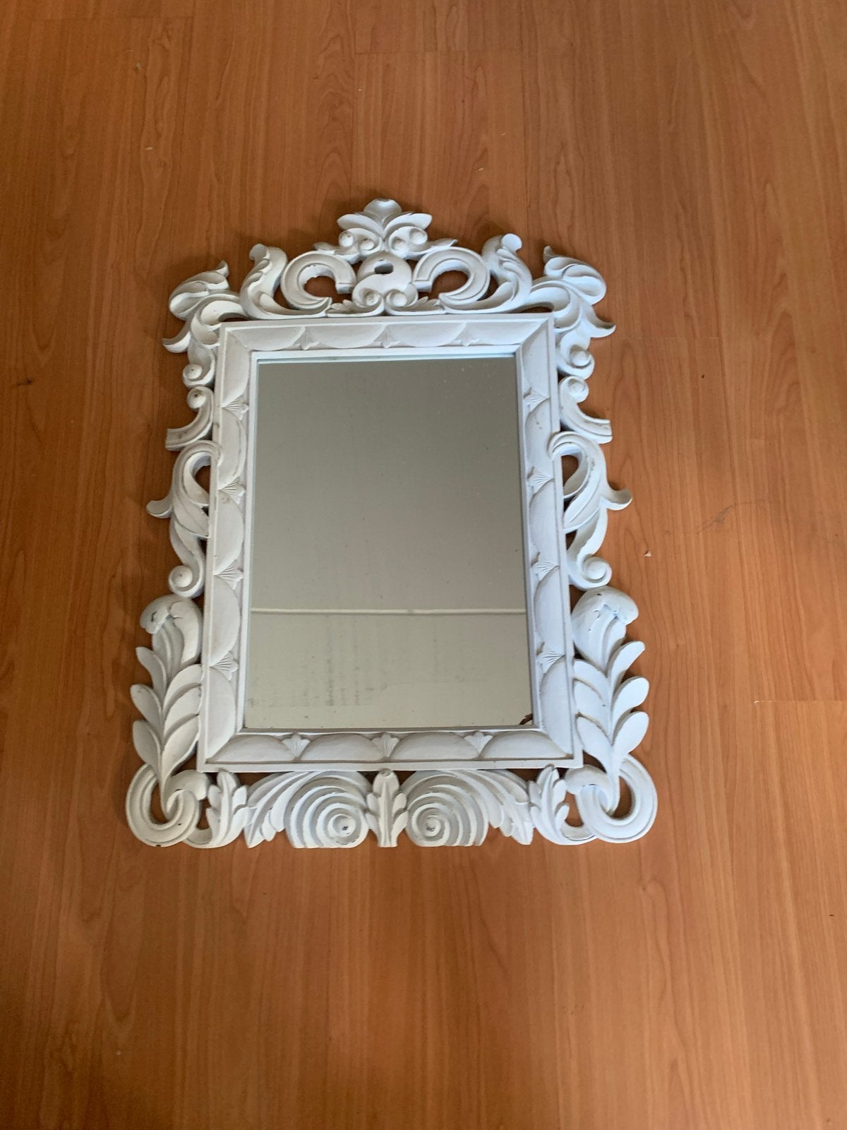 Decoratieve witte spiegel met sierlijke lijst, Gebruikt, 100 tot 150 cm, Ophalen of Verzenden, Rechthoekig