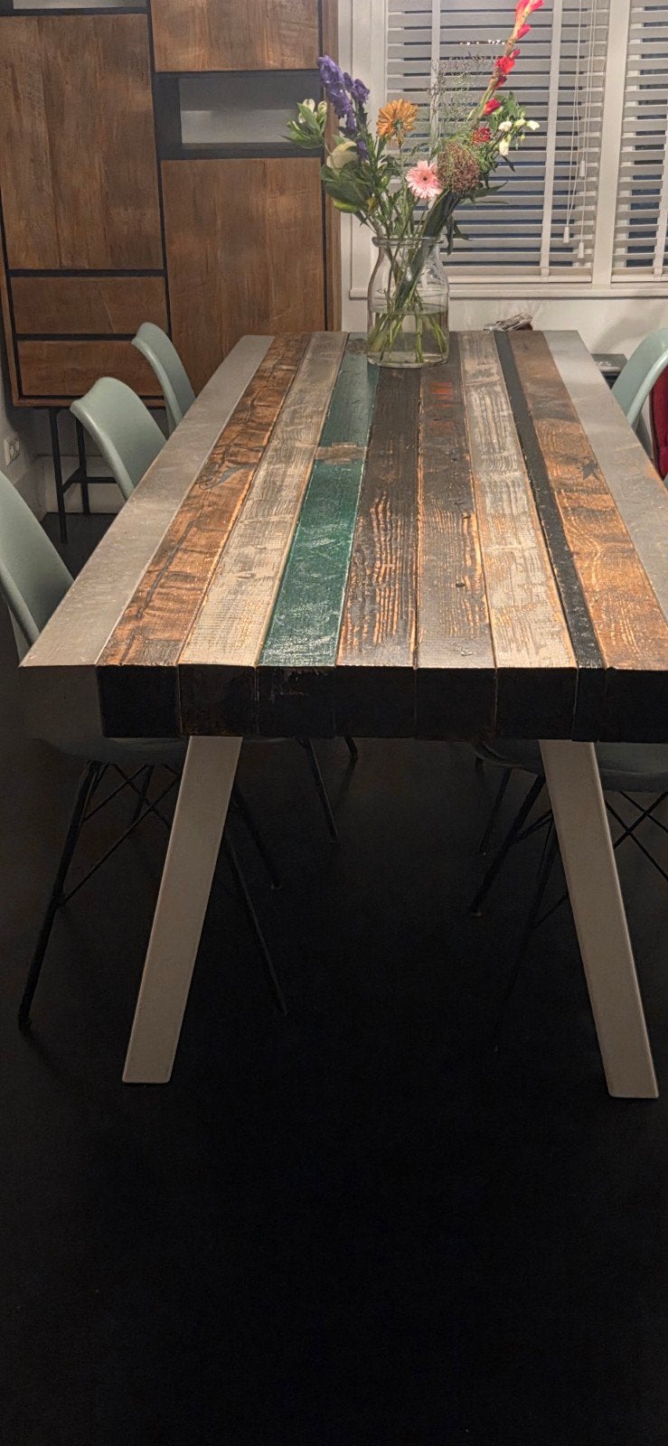 Robuuste eettafel met balkenblad en wit stalen onderstel., Overige houtsoorten, Gebruikt, 200 cm of meer, Industrieel, Robuust