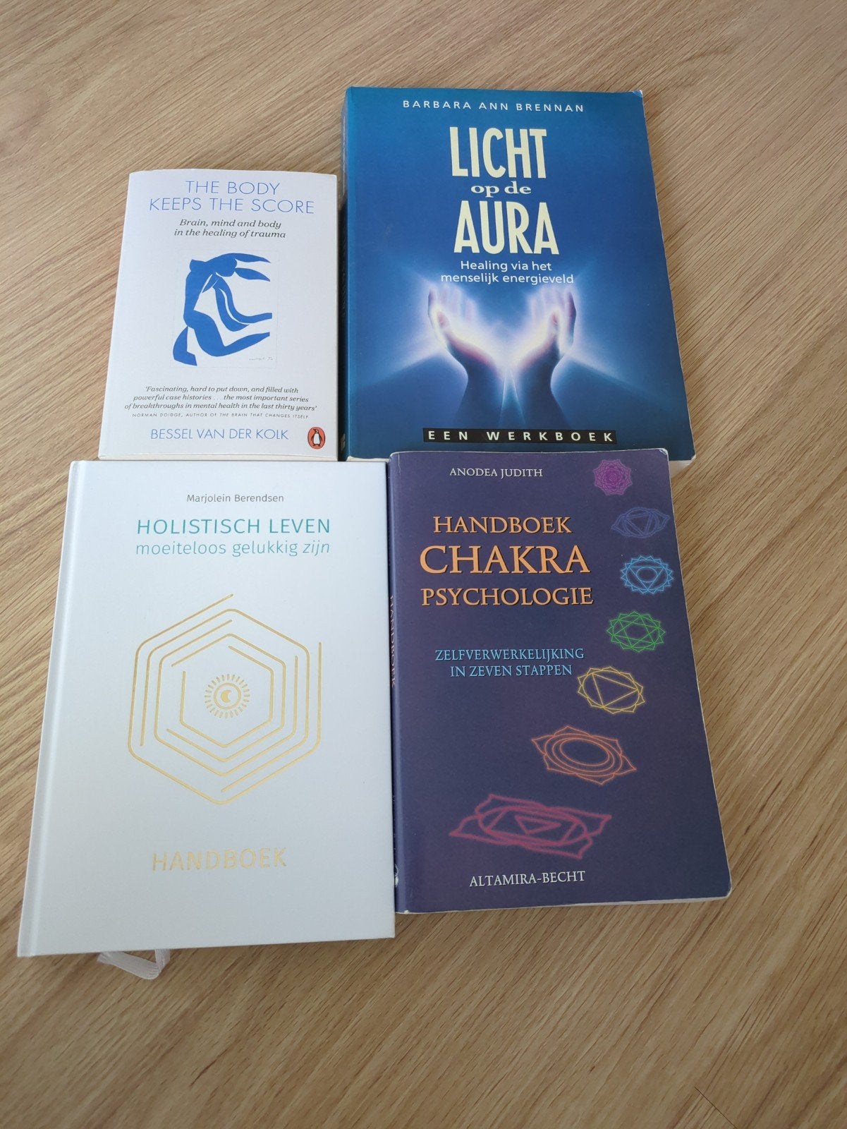 Holistische boeken, licht op de aura, chakra psychologie, Boeken, Ophalen of Verzenden, Zo goed als nieuw, Spiritualiteit algemeen