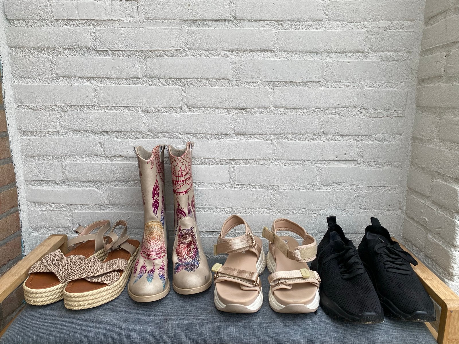 Diverse damesschoenen: laarzen, sandalen, sneakers, Ophalen, Gedragen, Bruin, Hoge laarzen