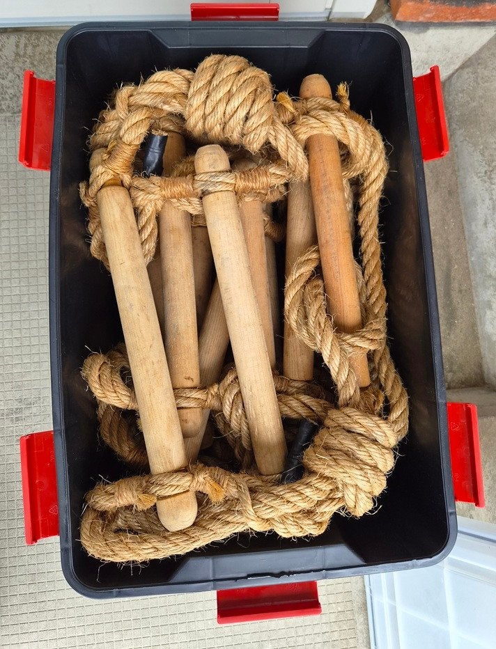 Zgan touwladder van 8 m lengte met houten sporten. € 125,00, Ophalen of Verzenden, Zo goed als nieuw, Ladder, Opvouwbaar of Inschuifbaar