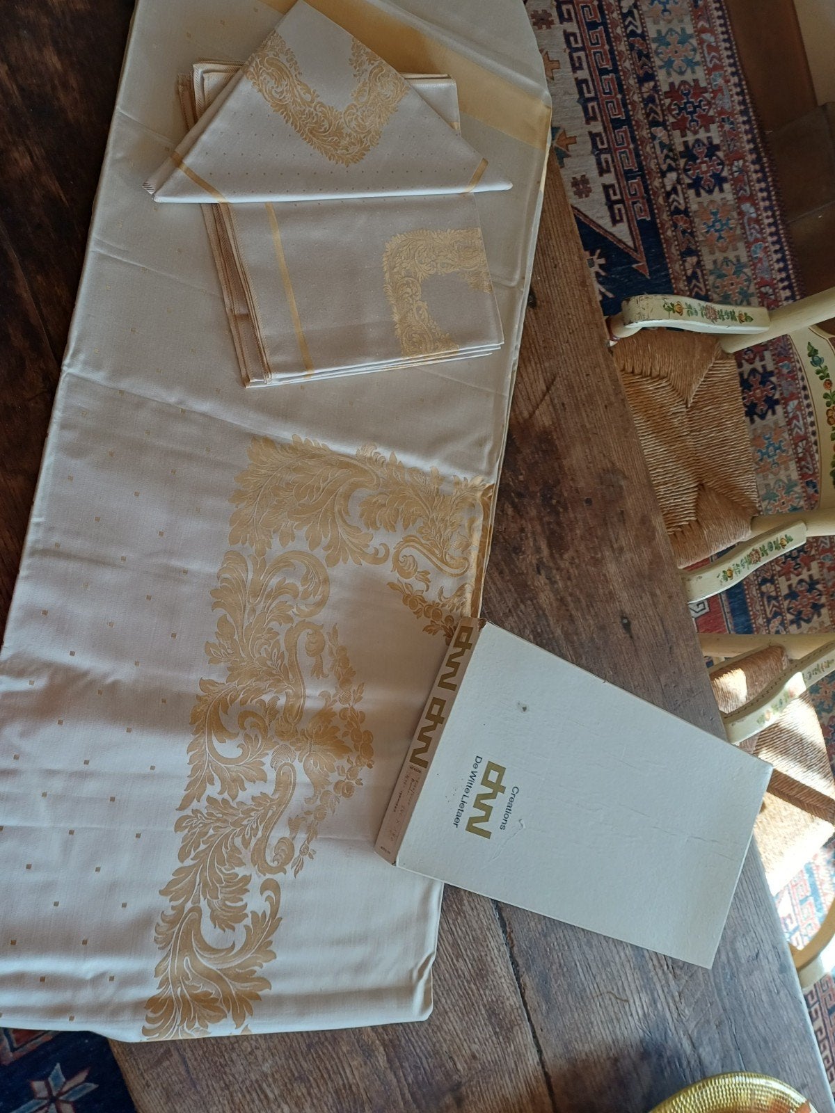 Nieuw De Witte Lietaer damast tafelkleed goud 240x180, Inclusief servetten, Nieuw, Ophalen of Verzenden, Rechthoek