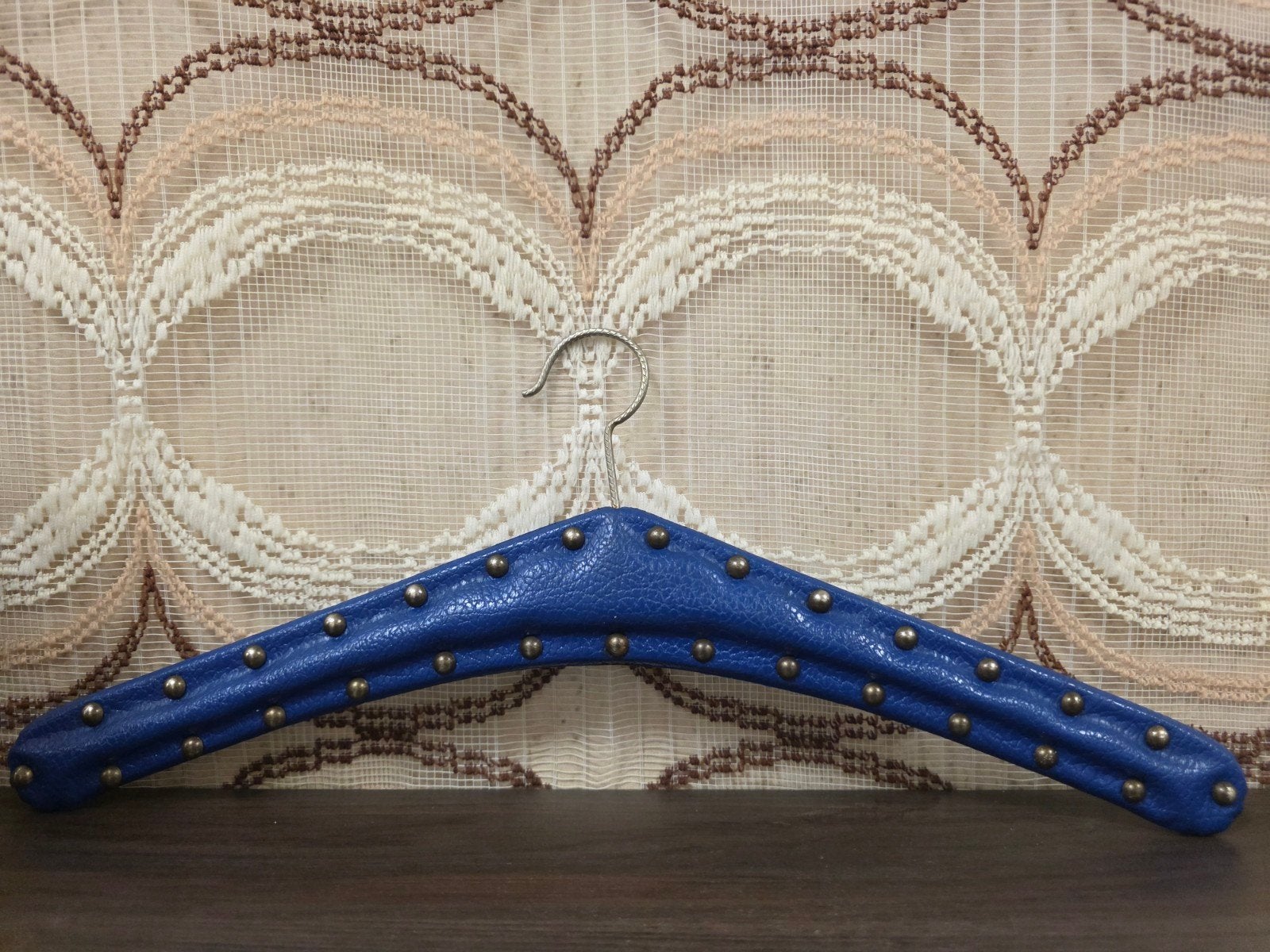 Skailederen kledinghanger blauw studs, Overige materialen, ., Ophalen of Verzenden, Zo goed als nieuw