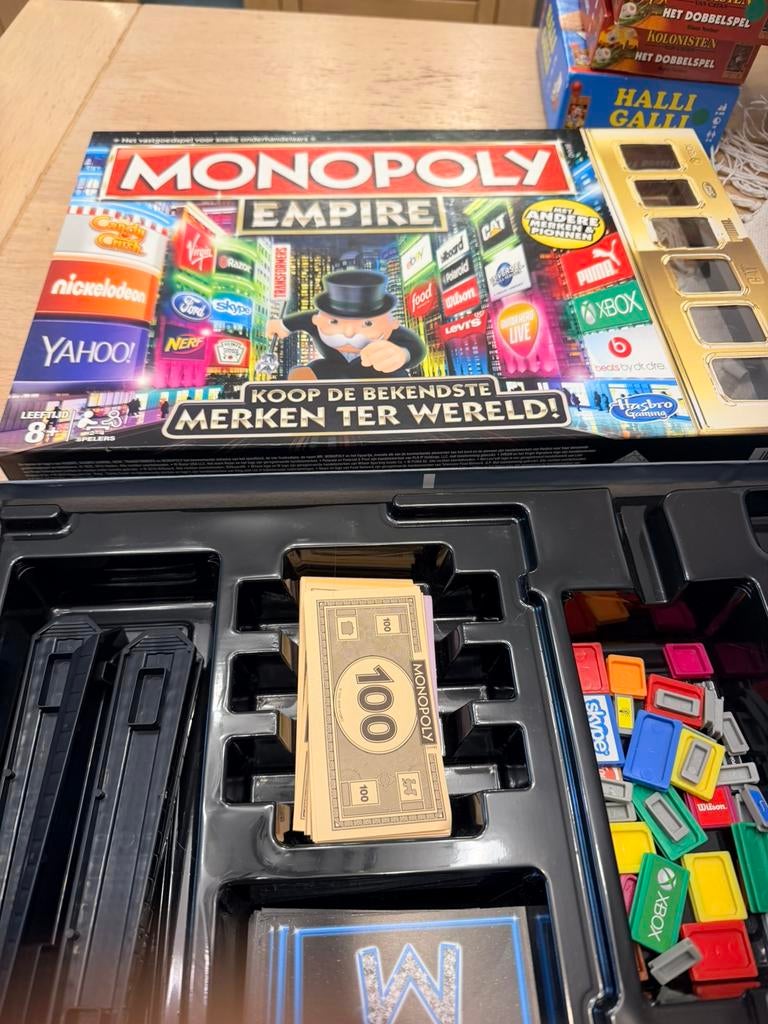 Monopoly empire zgan, Hobby en Vrije tijd, Gezelschapsspellen | Bordspellen, Ophalen of Verzenden, Zo goed als nieuw