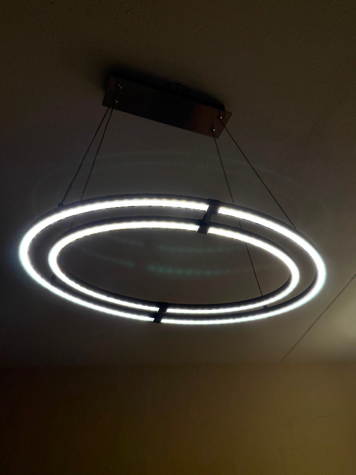 Twee moderne LED hanglampen - zelfde model, Ophalen, Overige fittingen, Zo goed als nieuw, Metaal