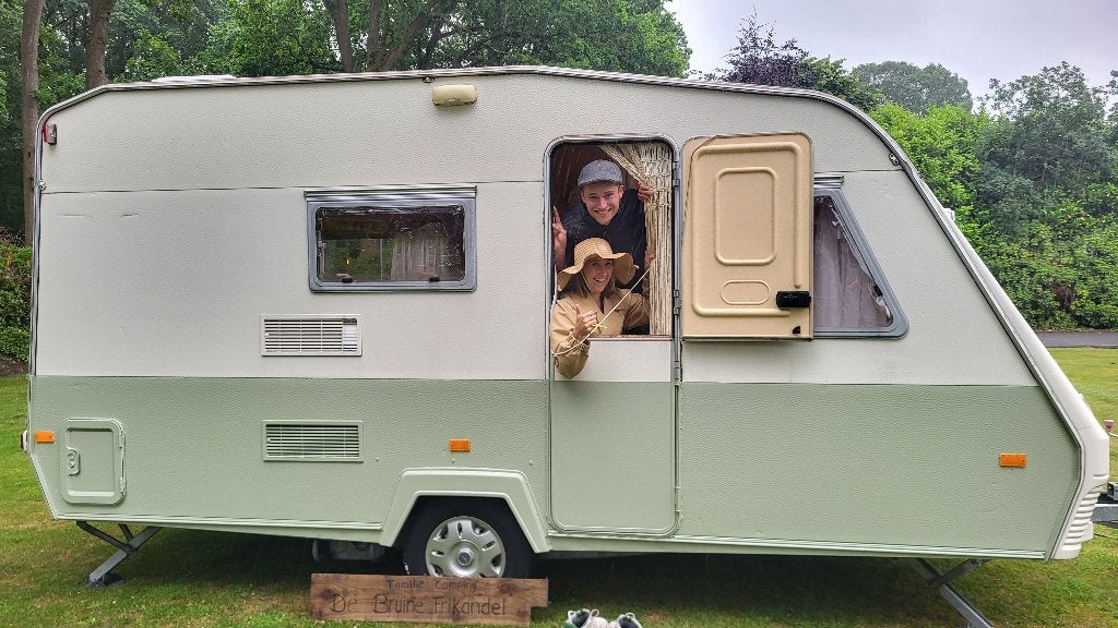 Retro caravan met complete voortent!, 2 aparte bedden, Schokbreker, Treinzit, Particulier