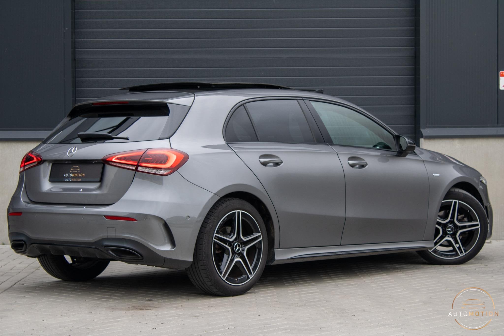 Mercedes-Benz A-klasse 180 Edition AMG Line Pano Camera Burm, Auto's, Dealer onderhouden, 136 pk, Gebruikt, 4 cilinders