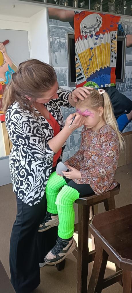 Mandy Schminkt, Ophalen, Nieuw